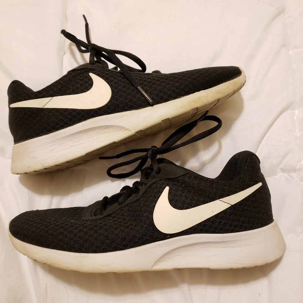 Nike Tanjun black tennis shoes, size